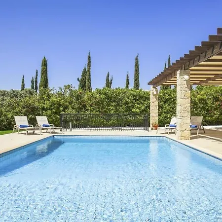Villa In Sleeps 4 With Pool Air Con And Wifi *