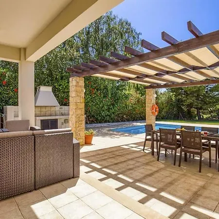 In Sleeps 4 With Pool Air Con And Wifi *