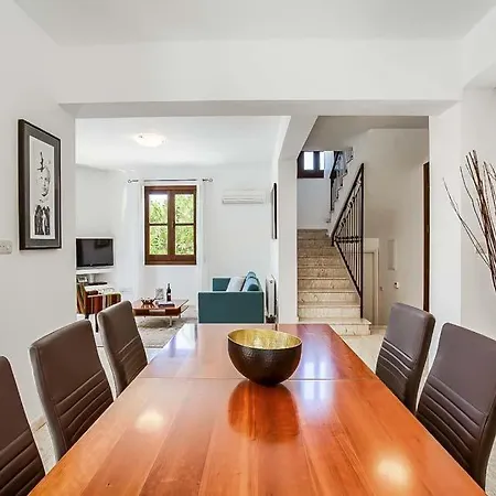 In Sleeps 4 With Pool Air Con And Wifi Villa *