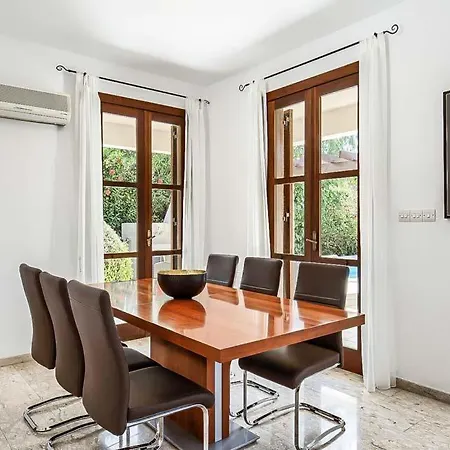 In Sleeps 4 With Pool Air Con And Wifi