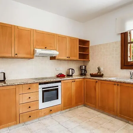 In Sleeps 4 With Pool Air Con And Wifi * Kouklia
