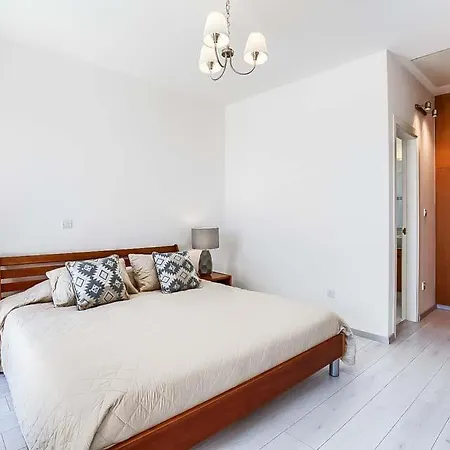 Villa In Sleeps 4 With Pool Air Con And Wifi *