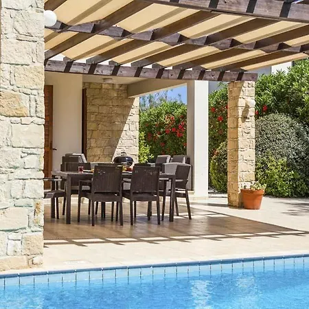 In Sleeps 4 With Pool Air Con And Wifi Kouklia