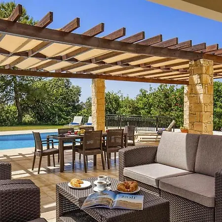 In Sleeps 4 With Pool Air Con And Wifi * كوكليا