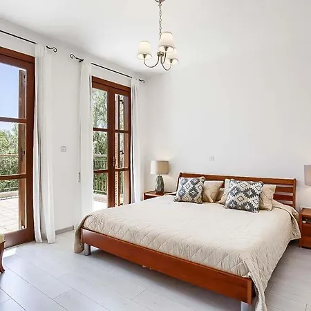 In Sleeps 4 With Pool Air Con And Wifi